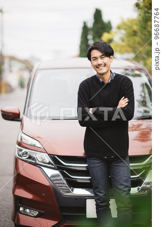 車を運転する男性・ドライブを楽しむ男性イメージ 車を運転する男性・ドライブを楽しむ男性イメージ 96687764