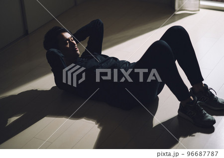 筋トレ・腹筋をする男性 96687787