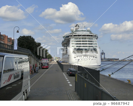 停泊している大型客船 96687942