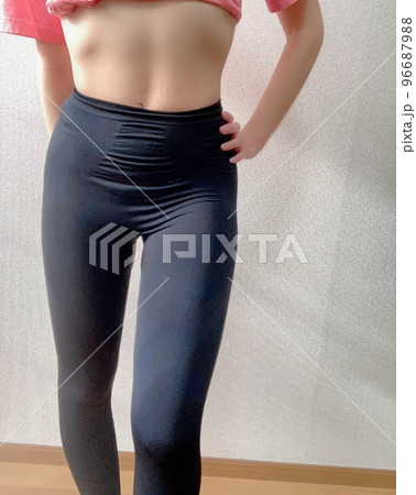 トレーニング中の女性 96687988