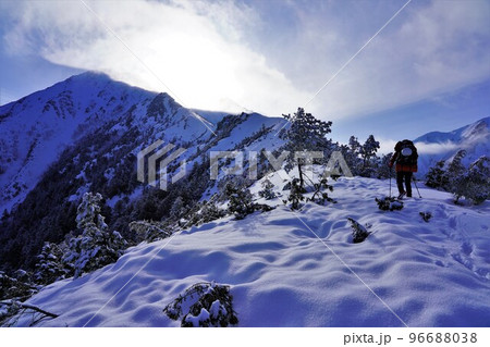 冬季常念岳の東尾根を登る登山者 96688038