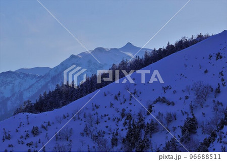 東尾根からの冬季の蝶槍 96688511