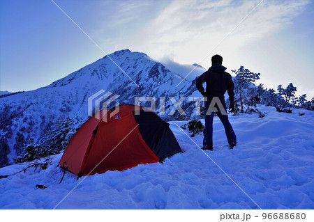 冬季常念岳の東尾根に張ったテントと登山者 96688680