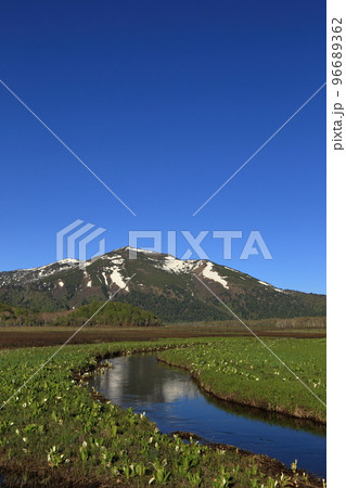 [定額] 尾瀬の下ノ大堀からの至仏山と水芭蕉 ( 2021年5月 ) 96689362