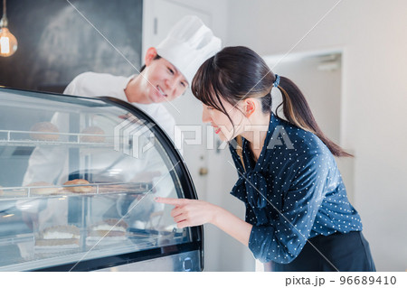 お店でスイーツを選ぶ若い女性 お店でスイーツを選ぶ若い女性 96689410
