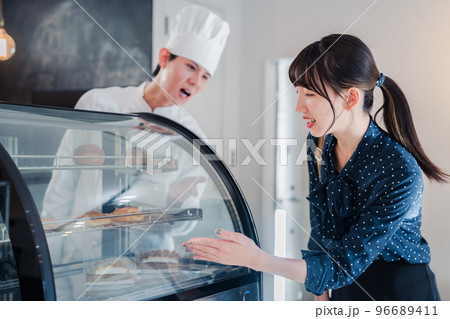 お店でスイーツを選ぶ若い女性 お店でスイーツを選ぶ若い女性 96689411