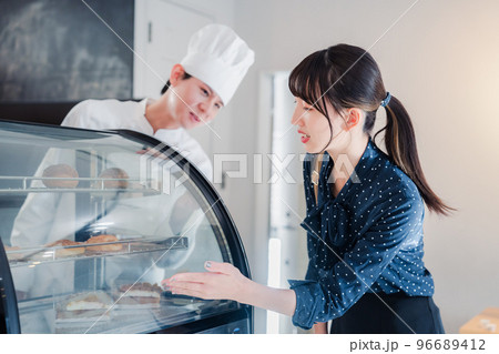 お店でスイーツを選ぶ若い女性 お店でスイーツを選ぶ若い女性 96689412