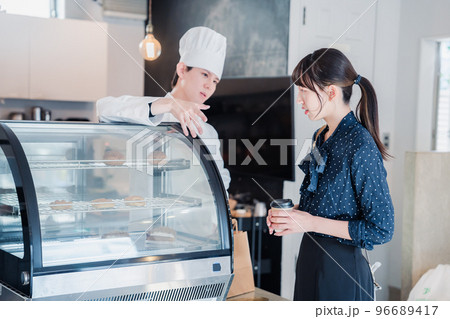 お店でスイーツを選ぶ若い女性 お店でスイーツを選ぶ若い女性 96689417