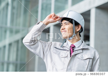 遠くを見つめる若い男性エンジニア 96690307