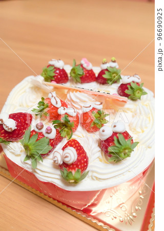 顔の装飾をしたいちごがたくさん乗った誕生日ケーキ 顔の装飾をしたいちごがたくさん乗った誕生日ケーキ 96690925