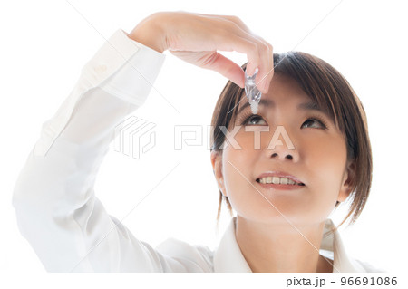 目薬をさす日本人女性 目薬をさす日本人女性 96691086