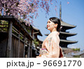 着物で京都を観光する女性　桜　春 96691770