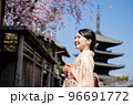 着物で京都を観光する女性　桜　春 96691772