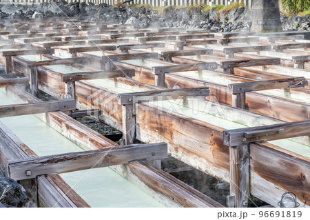 群馬県草津町　湯気が立ち上る草津温泉のシンボル湯畑の湯樋 96691819