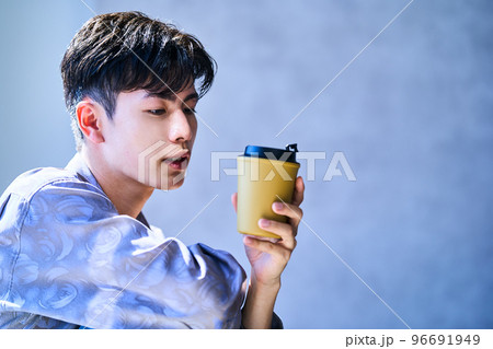 若い　ライフスタイル 96691949