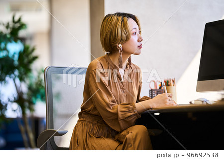 若い　ライフスタイル 96692538