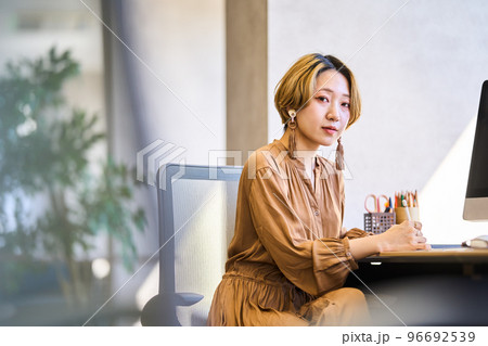 若い　ライフスタイル 96692539