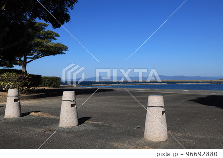 公園駐車場の車止めブロック 公園駐車場の車止めブロック 96692880
