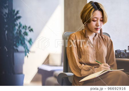 若い　ライフスタイル 96692916