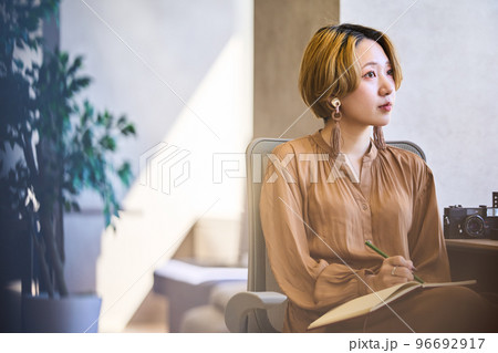 若い　ライフスタイル 96692917
