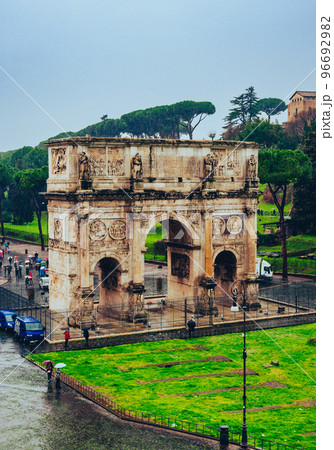 雨のローマ　コンスタンティヌスの凱旋門 96692982