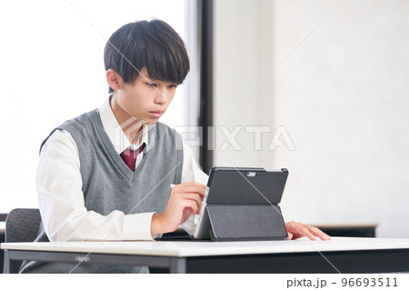 タブレットで学習する中学生 高校生 タブレットで学習する中学生 高校生 96693511