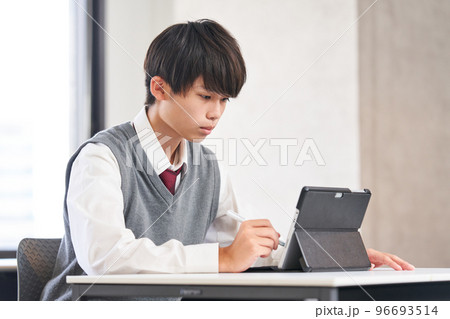 タブレットで学習する中学生 高校生 タブレットで学習する中学生 高校生 96693514