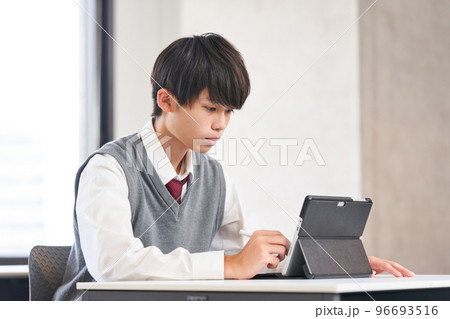 タブレットで学習する中学生 高校生 タブレットで学習する中学生 高校生 96693516