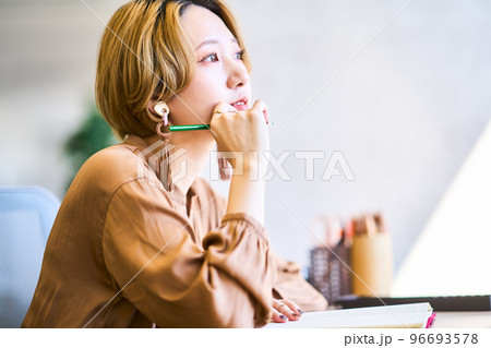 若い　ライフスタイル 96693578