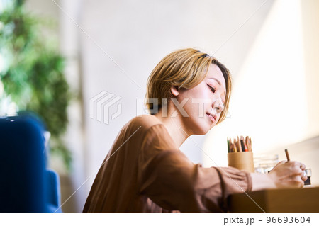 若い ライフスタイル 若い ライフスタイル 96693604