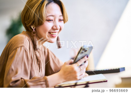 若い　ライフスタイル 96693669