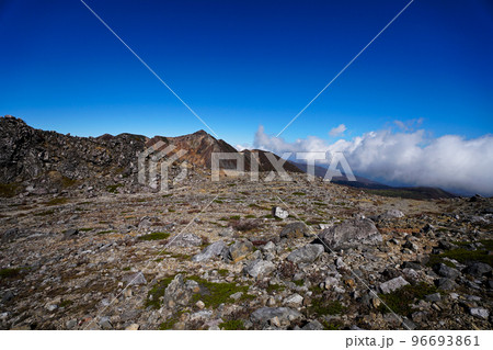 岩や石が転がる中を進むことの出来る登山道 岩や石が転がる中を進むことの出来る登山道 96693861