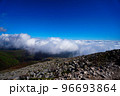 雲海を眼下に岩や石が転がる中を進むことの出来る登山道 96693864