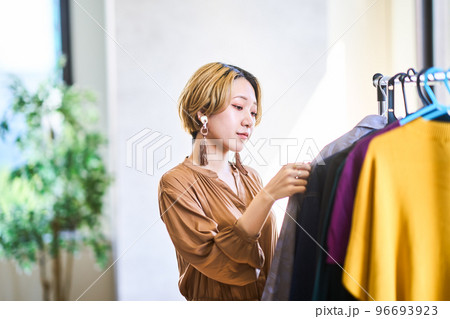 若い　ライフスタイル 96693923