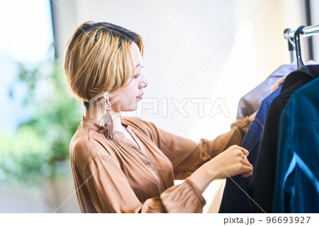 若い　ライフスタイル 96693927