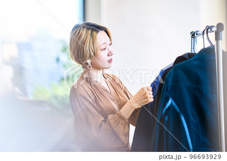 若い　ライフスタイル 96693929