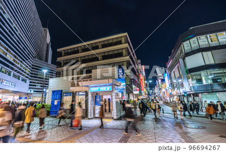 日本の横浜都市景観 BQ.1.1、XBB…第8波の悪夢、全国6万6397人。横浜駅前は…＝11月6日 96694267