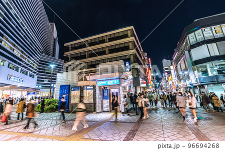 日本の横浜都市景観 BQ.1.1、XBB…第8波の悪夢、全国6万6397人。横浜駅前は…＝11月6日 96694268