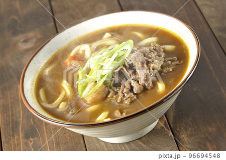 青ネギと牛肉入り熱々カレーうどん 96694548