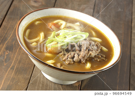 青ネギと牛肉入り熱々カレーうどん 96694549