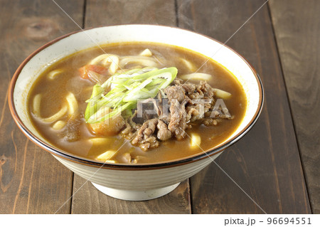 青ネギと牛肉入り熱々カレーうどん 96694551