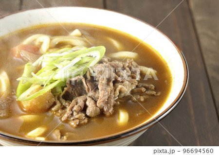 青ネギと牛肉入り熱々カレーうどん 96694560