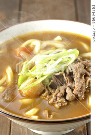 青ネギと牛肉入り熱々カレーうどん 96694563