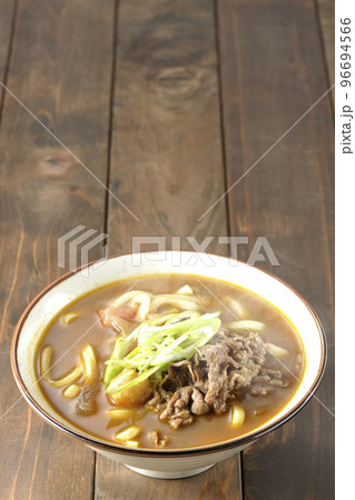 青ネギと牛肉入り熱々カレーうどん 96694566