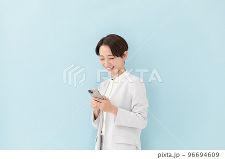 ビジネス スマホ 女性 ブルーバック ビジネス スマホ 女性 ブルーバック 96694609