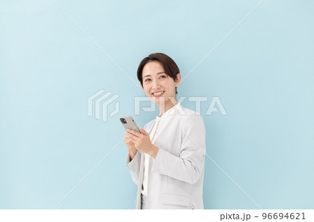 ビジネス　スマホ　女性　ブルーバック 96694621