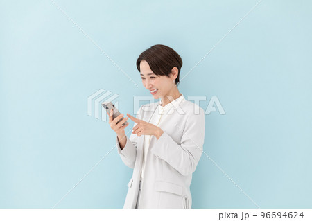 ビジネス スマホ 女性 ブルーバック ビジネス スマホ 女性 ブルーバック 96694624