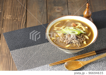青ネギと牛肉入り熱々カレーうどん 96694635