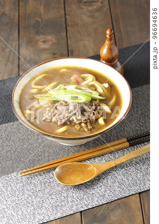 青ネギと牛肉入り熱々カレーうどん 96694636