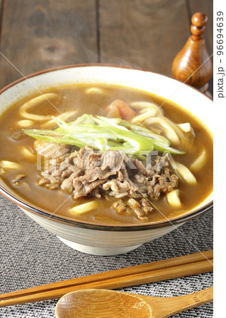 青ネギと牛肉入り熱々カレーうどん 96694639